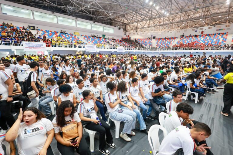 Governo inicia a entrega de cartões para transporte de mais de 22 mil estudantes na Grande Ilha