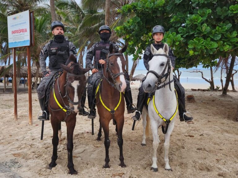 Cavalaria da PMMA reforça segurança e aproxima população na orla de São Luís