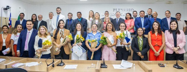 A presidente da Assembleia, Iracema Vale; deputada Daniella; prefeito Rafael Brito; Amanda Pires e demais vereadores e homenageadas durante a Sessão Solene na Câmara de Timon
