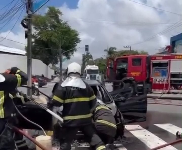 Veículo pega fogo na Avenida Kennedy e Bíblia é encontrada intacta após incêndio