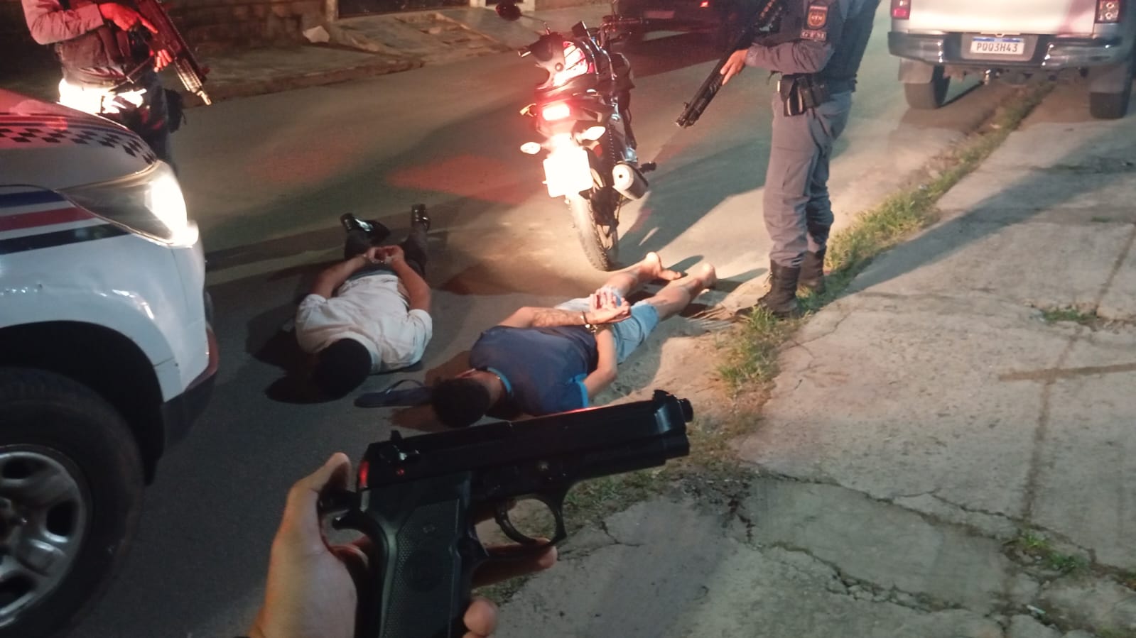 Polícia Militar prende dois suspeitos com simulacro de arma e moto adulterada na Cohab Anil