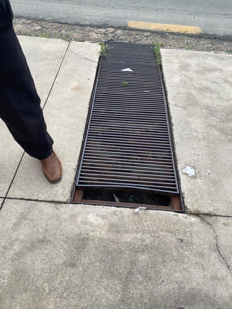 Pedestre cai em galeria aberta na calçada em frente ao CREA-MA na avenida dos holandeses e fica ferida