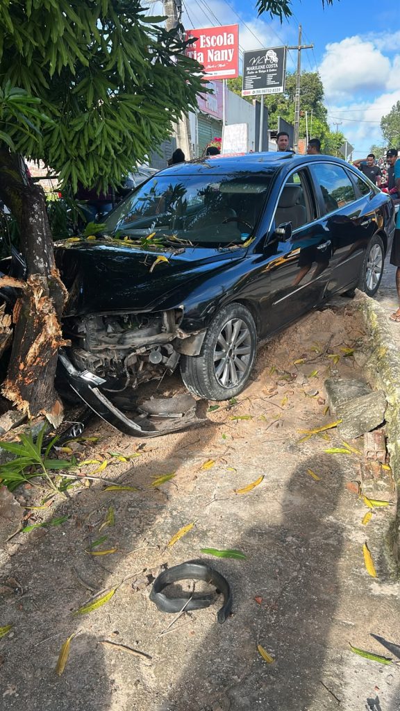 Mulher é atropelada por carro desgovernado após veículo descer sozinho na Avenida do Mangue Seco