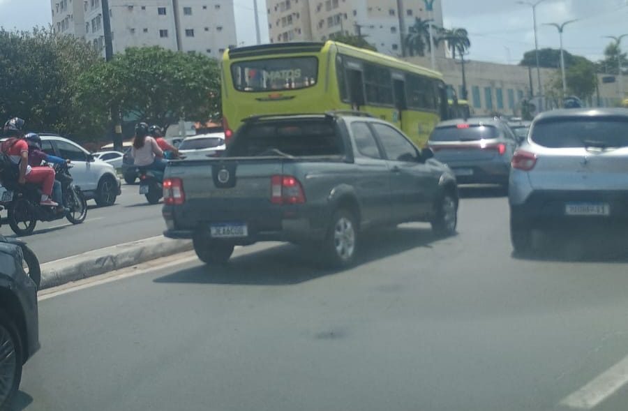 Motoristas enfrentam até uma hora de congestionamento no Outeiro da Cruz por falta de agentes de trânsito