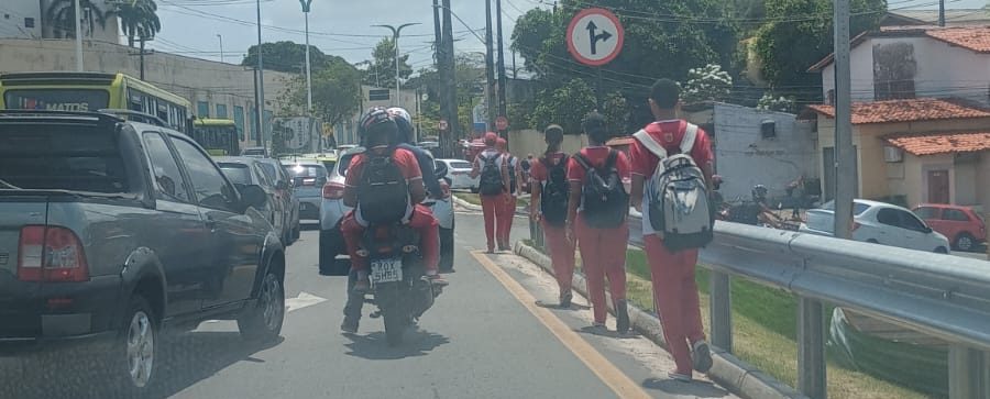 Motoristas enfrentam até uma hora de congestionamento no Outeiro da Cruz por falta de agentes de trânsito