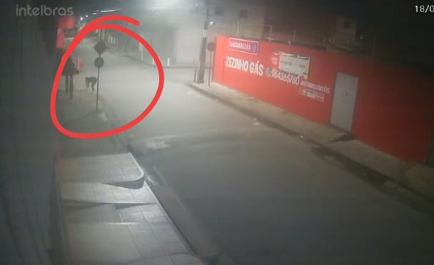 Casal é flagrado por câmeras realizando suposto ritual em ponto de venda churrasquinho no bairro Coroado, em São Luís
