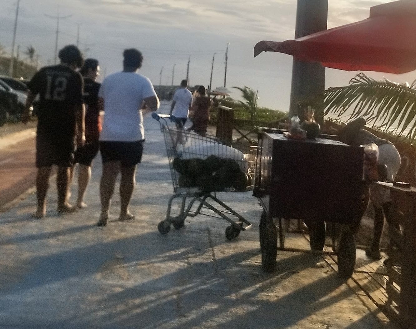 Turistas e moradores denunciam desordem no calçadão da Avenida Litorânea durante período de férias