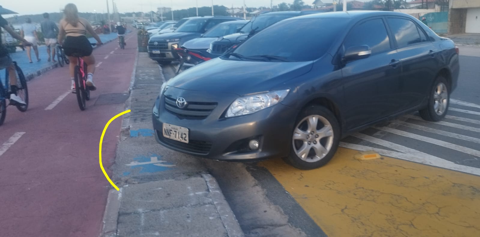 Turistas e moradores denunciam desordem no calçadão da Avenida Litorânea durante período de férias
