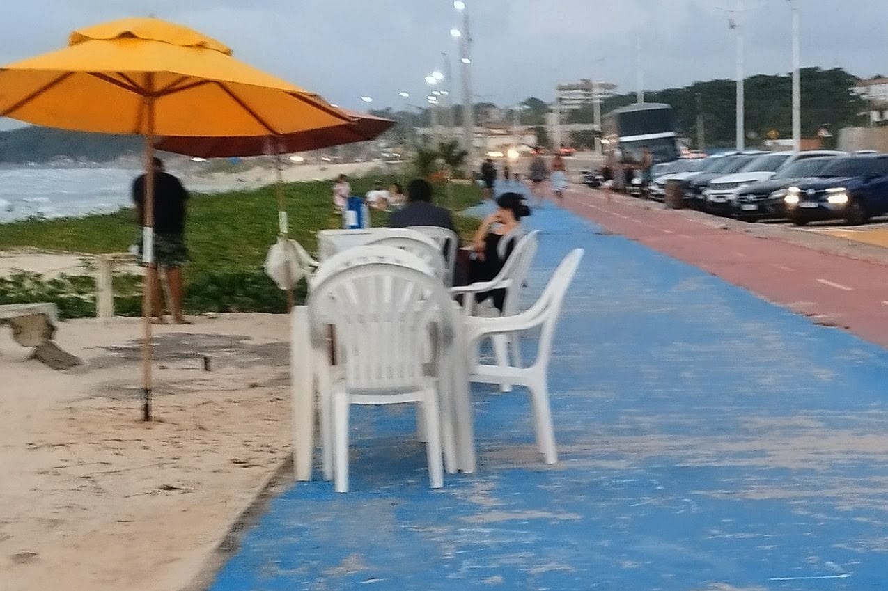 Turistas e moradores denunciam desordem no calçadão da Avenida Litorânea durante período de férias