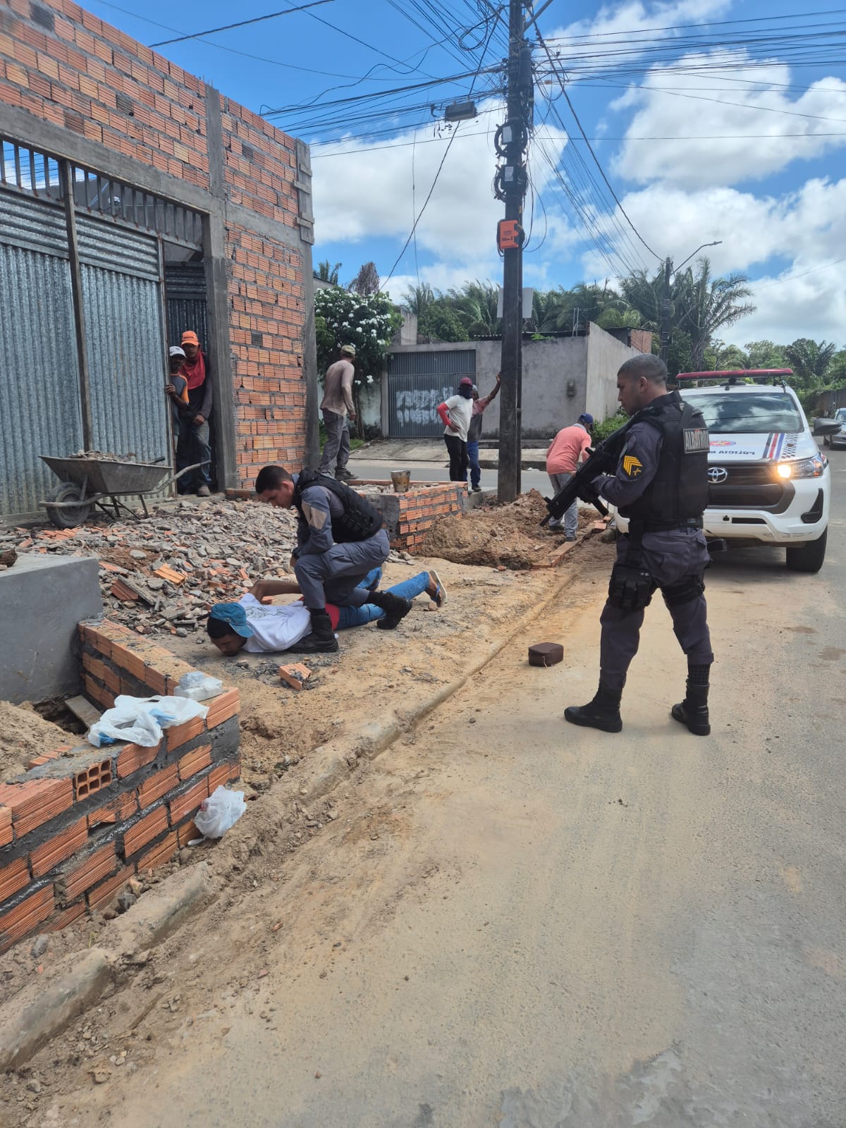 20º BPM prende suspeito por tráfico de drogas durante patrulhamento na Chácara Itapiracó, em São Luís