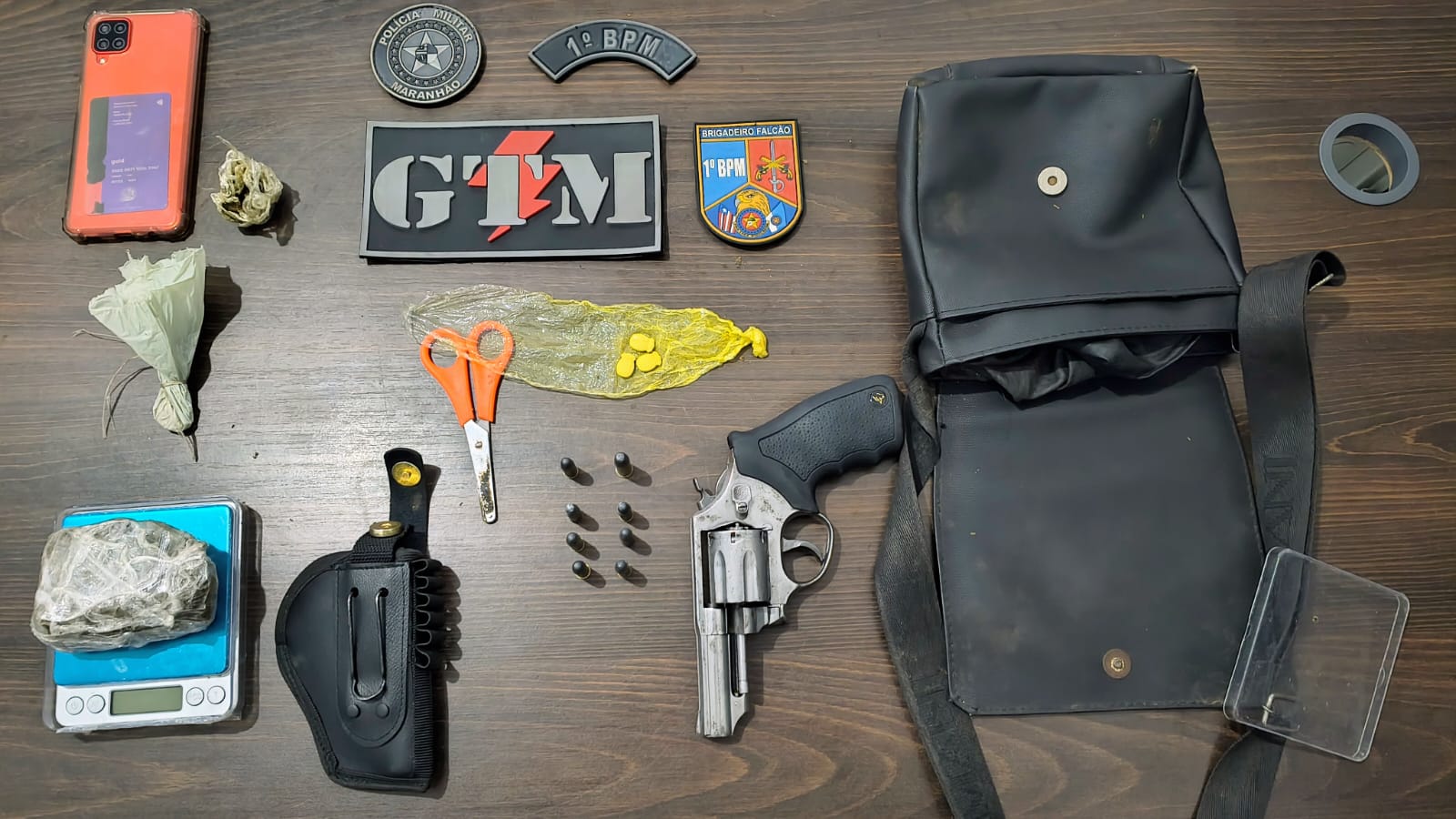 GTM do 1º BPM apreende arma, munições e drogas durante ação na Vila Embratel
